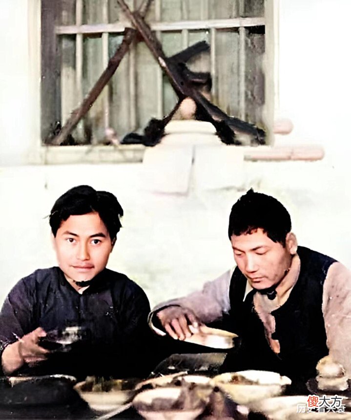 【爱历史】老照片: 腰间别着毛瑟C96手枪的红军战士, 1946年的四川万州桥