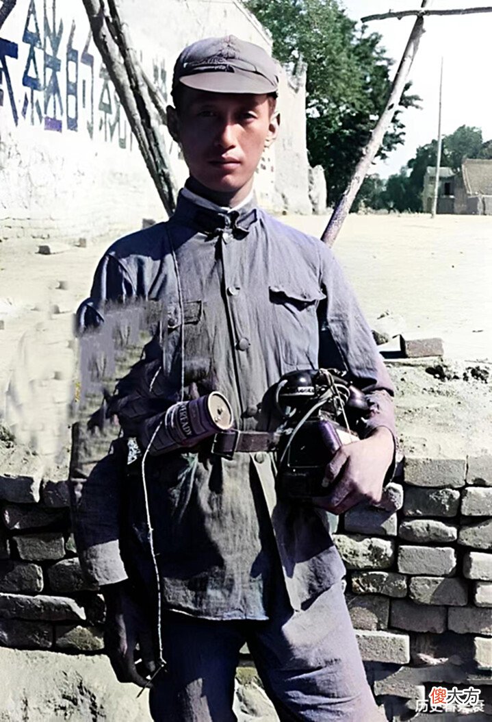 【爱历史】老照片: 腰间别着毛瑟C96手枪的红军战士, 1946年的四川万州桥