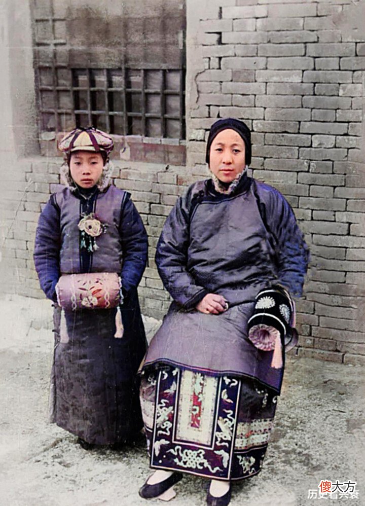 【爱历史】老照片: 腰间别着毛瑟C96手枪的红军战士, 1946年的四川万州桥
