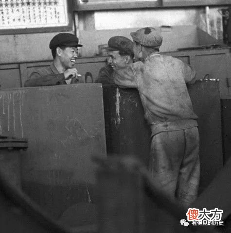 【爱历史】老照片 1971年的朝鲜工厂 辛勤工作的工人