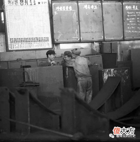 【爱历史】老照片 1971年的朝鲜工厂 辛勤工作的工人