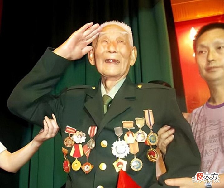【爱历史】重庆90岁老农查出绝症, 临终前取出20枚军功章交给子女: 带我回38军