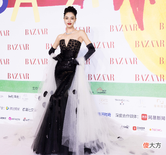 再看2021年红毯翻车的15位女星 2021女星走红毯