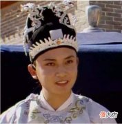 简述红楼梦里那些假装起来的不熟悉
