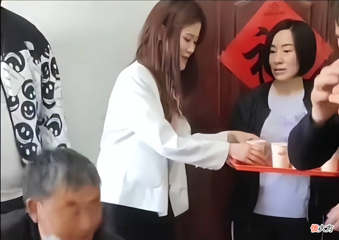 【就爱时尚】大衣哥儿子又订婚！新媳妇穿白衣黑裤又是个女强人，模样太像前任