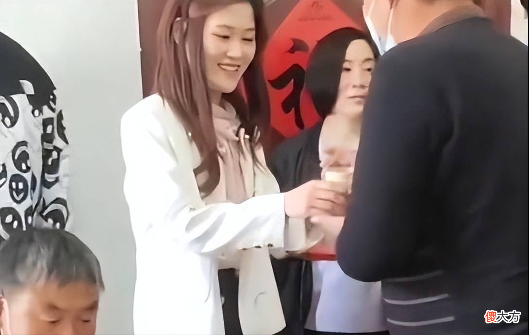 【就爱时尚】大衣哥儿子又订婚！新媳妇穿白衣黑裤又是个女强人，模样太像前任