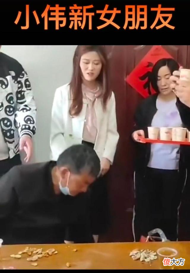 【就爱时尚】大衣哥儿子又订婚！新媳妇穿白衣黑裤又是个女强人，模样太像前任