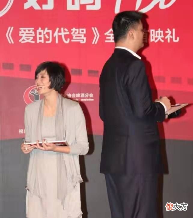 【就爱时尚】姚明1米9妻子真有范，打扮优雅似超模，素颜接地气让人忽视不了