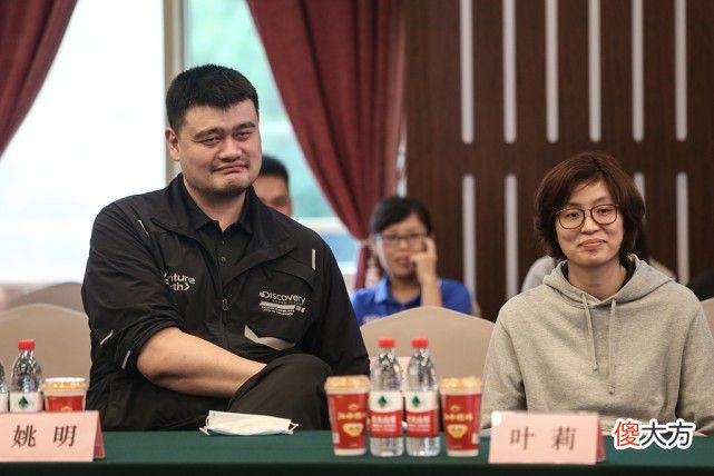 【就爱时尚】姚明1米9妻子真有范，打扮优雅似超模，素颜接地气让人忽视不了