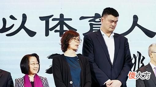 【就爱时尚】姚明1米9妻子真有范，打扮优雅似超模，素颜接地气让人忽视不了