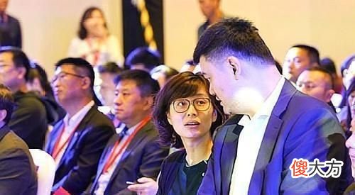 【就爱时尚】姚明1米9妻子真有范，打扮优雅似超模，素颜接地气让人忽视不了