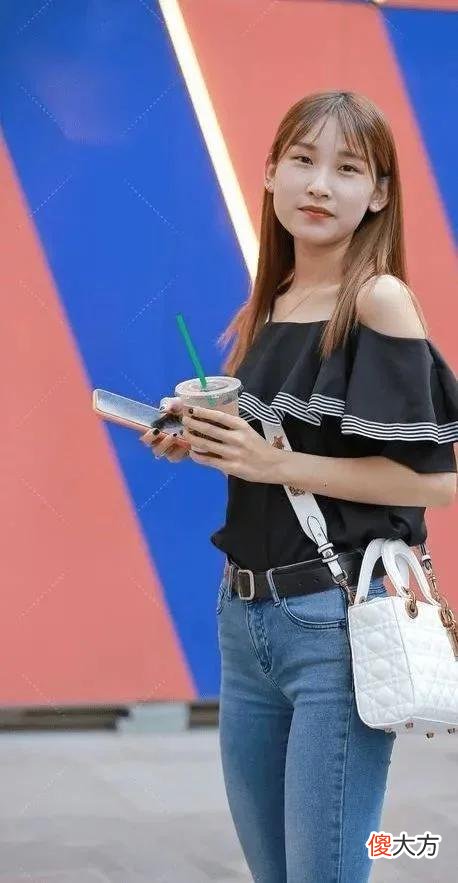 【就爱时尚】小姐姐牛仔裤，穿出清新少女气息，让人眼前一亮