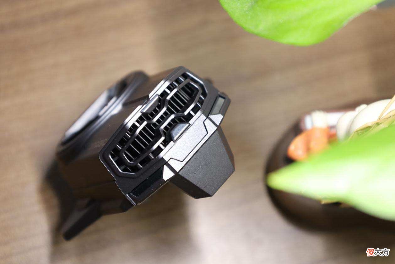 红魔涡轮散热背夹 红魔双核散热背夹和红魔涡轮散热背夹