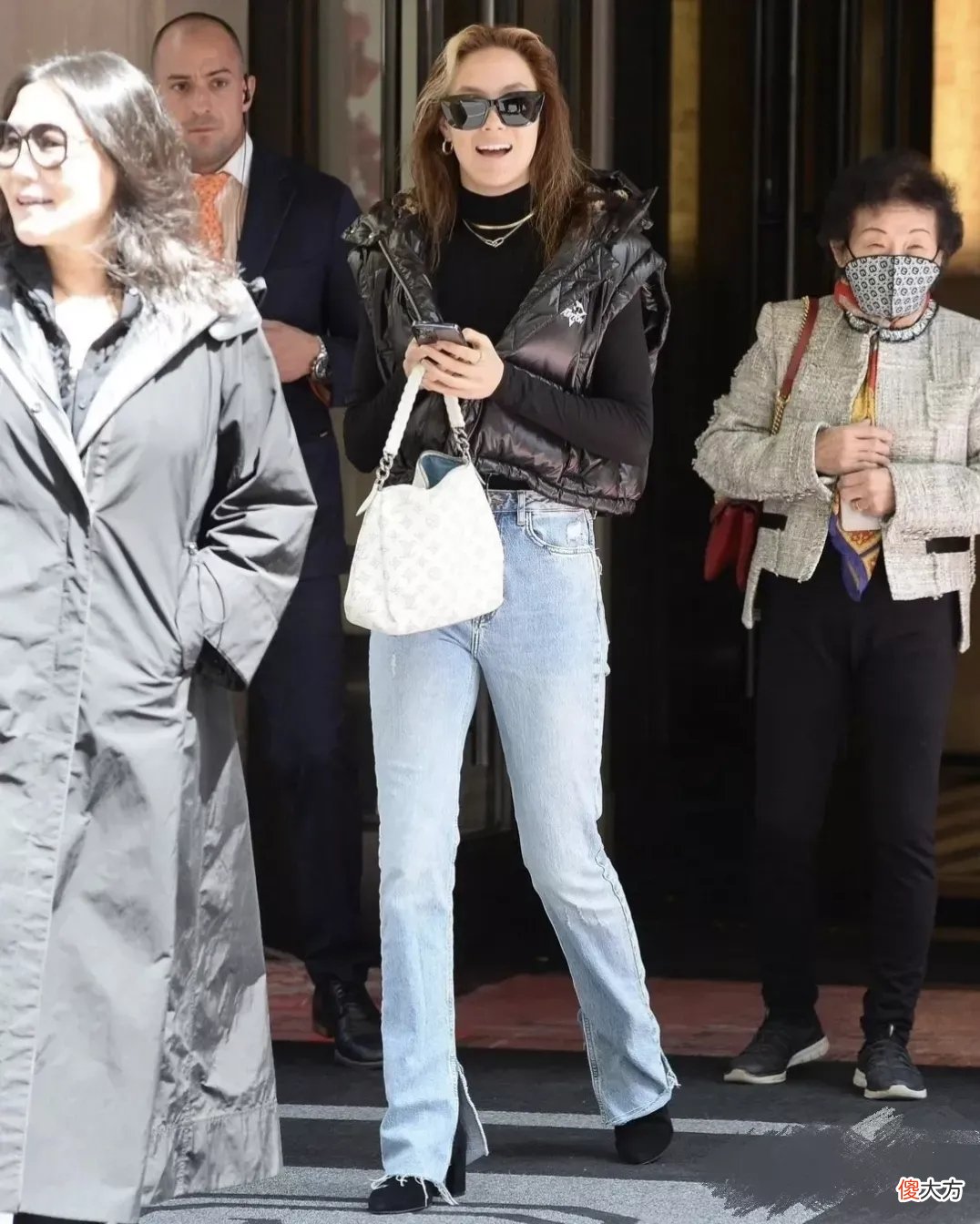 【就爱时尚】谷爱凌返回美国后，穿衣风格大变，走红毯时气场不输“老前辈”