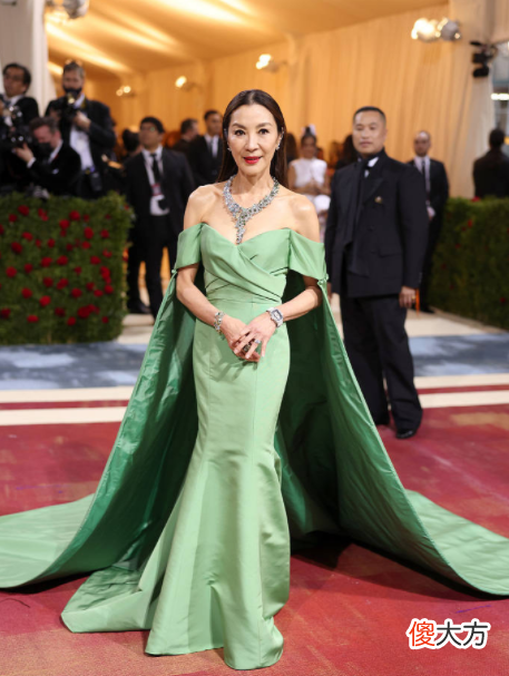 【就爱时尚】谷爱凌返回美国后，穿衣风格大变，走红毯时气场不输“老前辈”