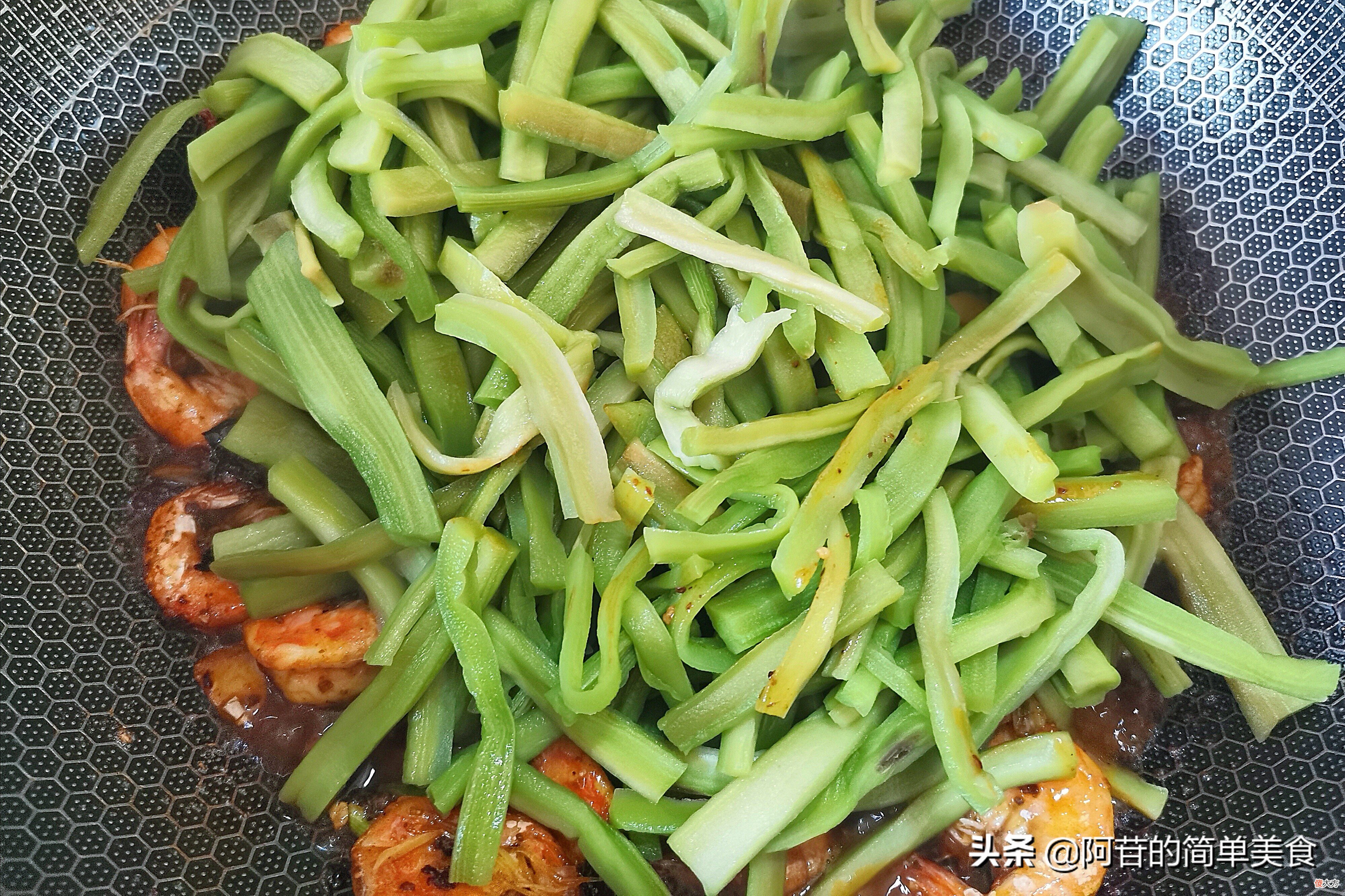 最喜欢麻辣香锅里的虾和贡菜，自己做的用料十足，越吃越好吃