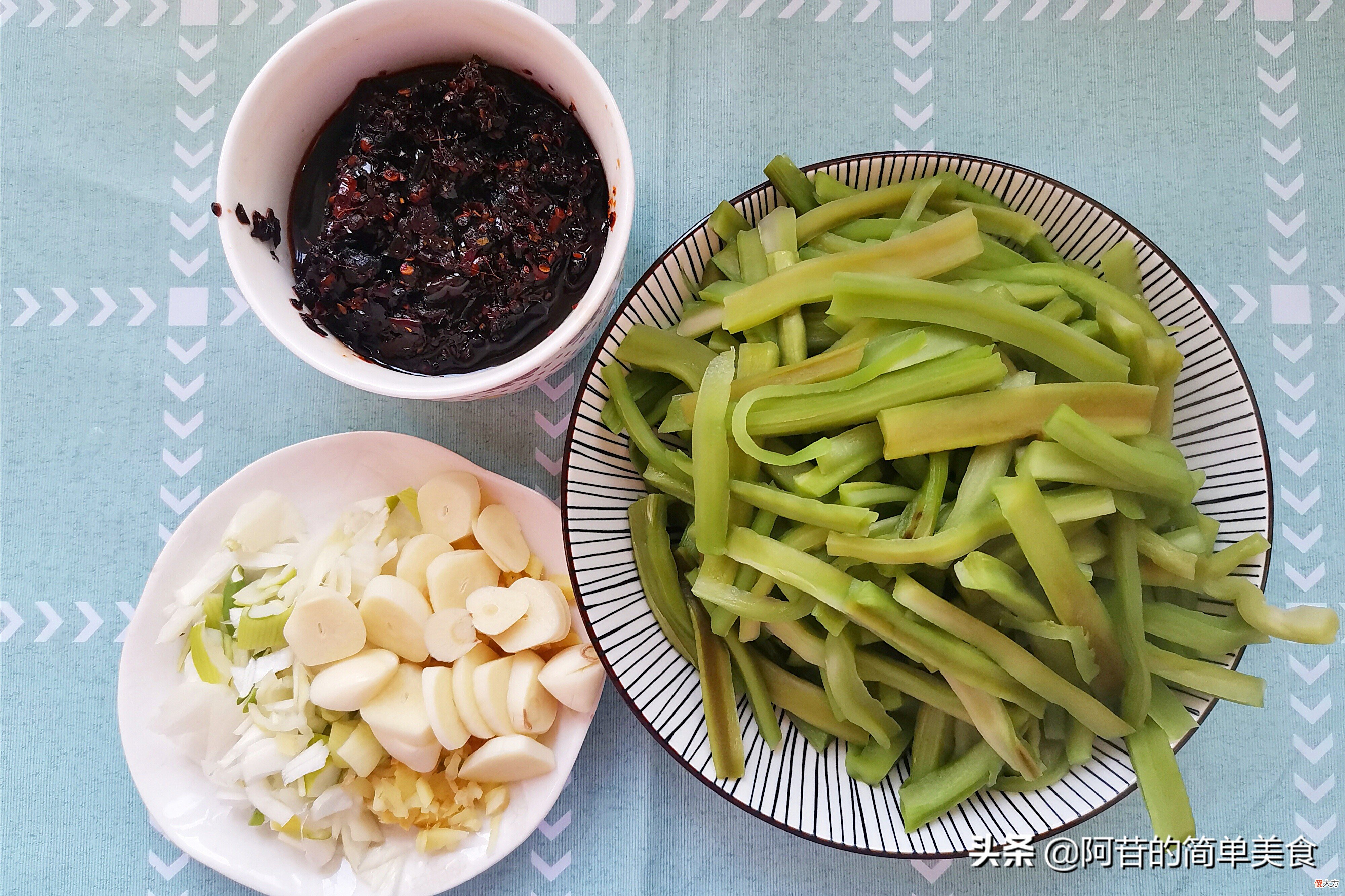 最喜欢麻辣香锅里的虾和贡菜，自己做的用料十足，越吃越好吃