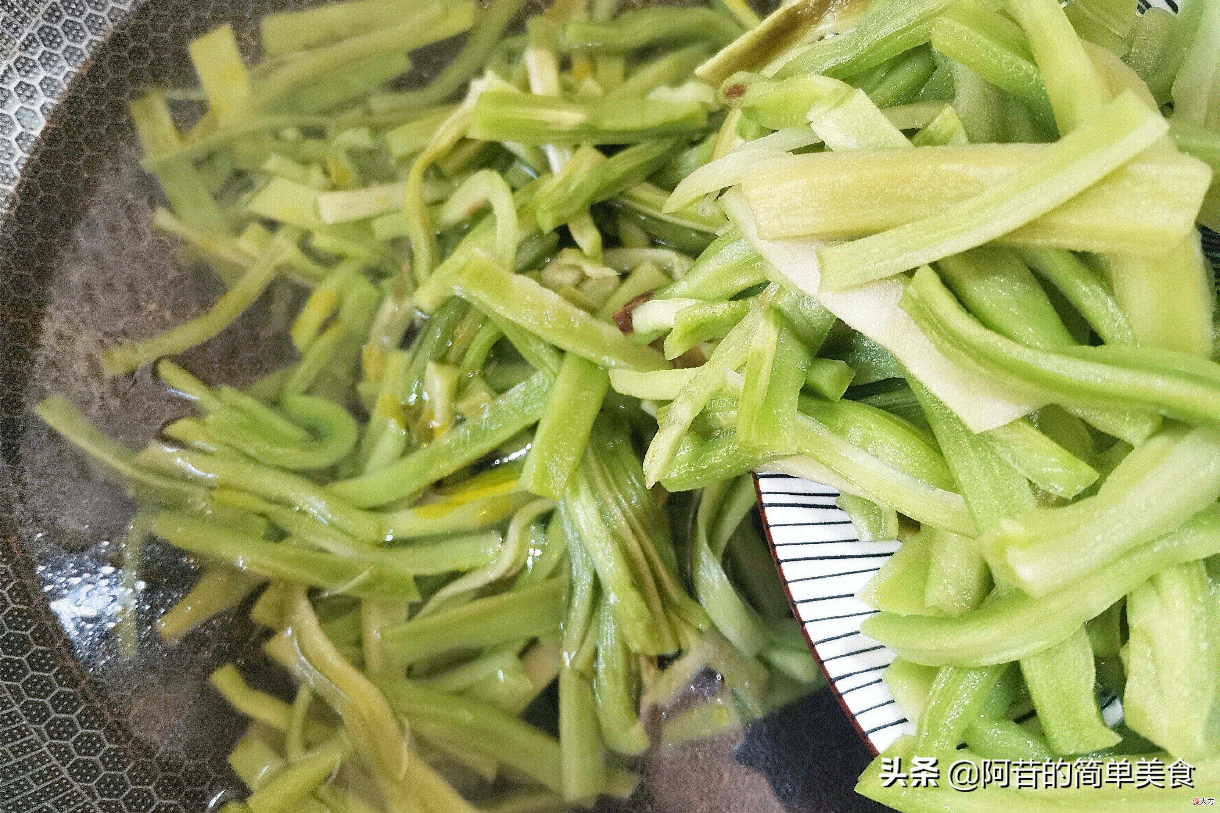 最喜欢麻辣香锅里的虾和贡菜，自己做的用料十足，越吃越好吃