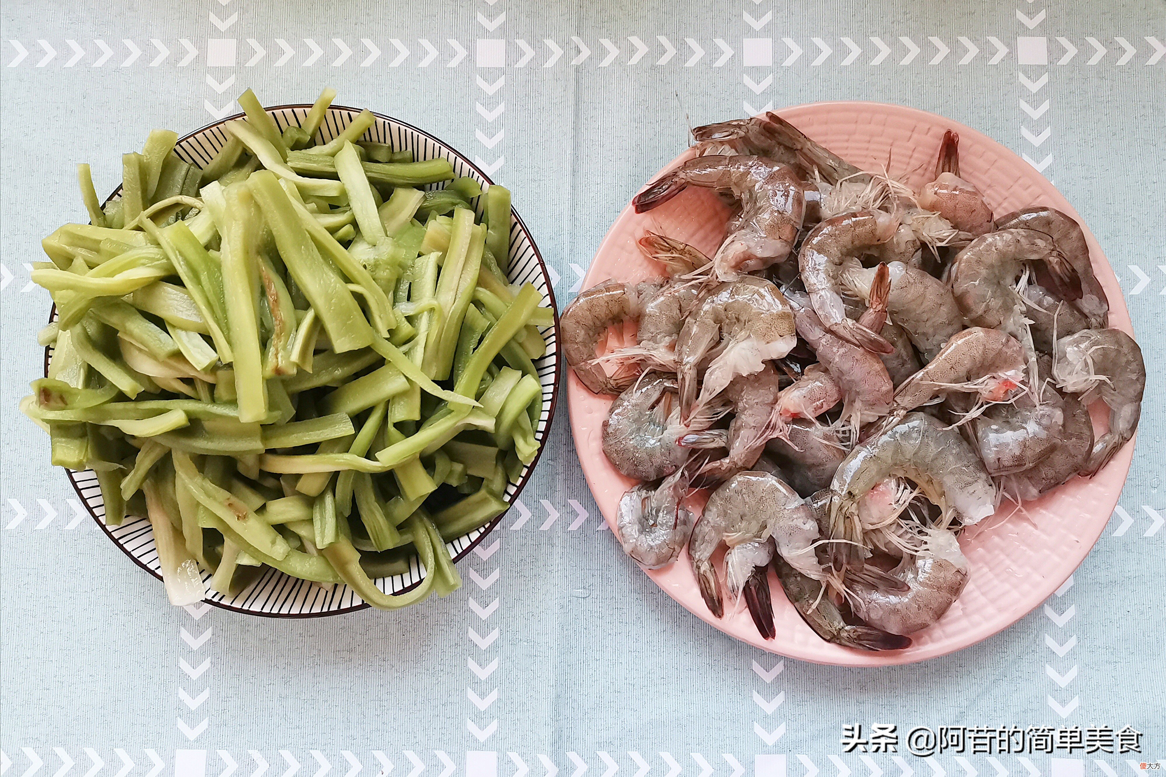 最喜欢麻辣香锅里的虾和贡菜，自己做的用料十足，越吃越好吃