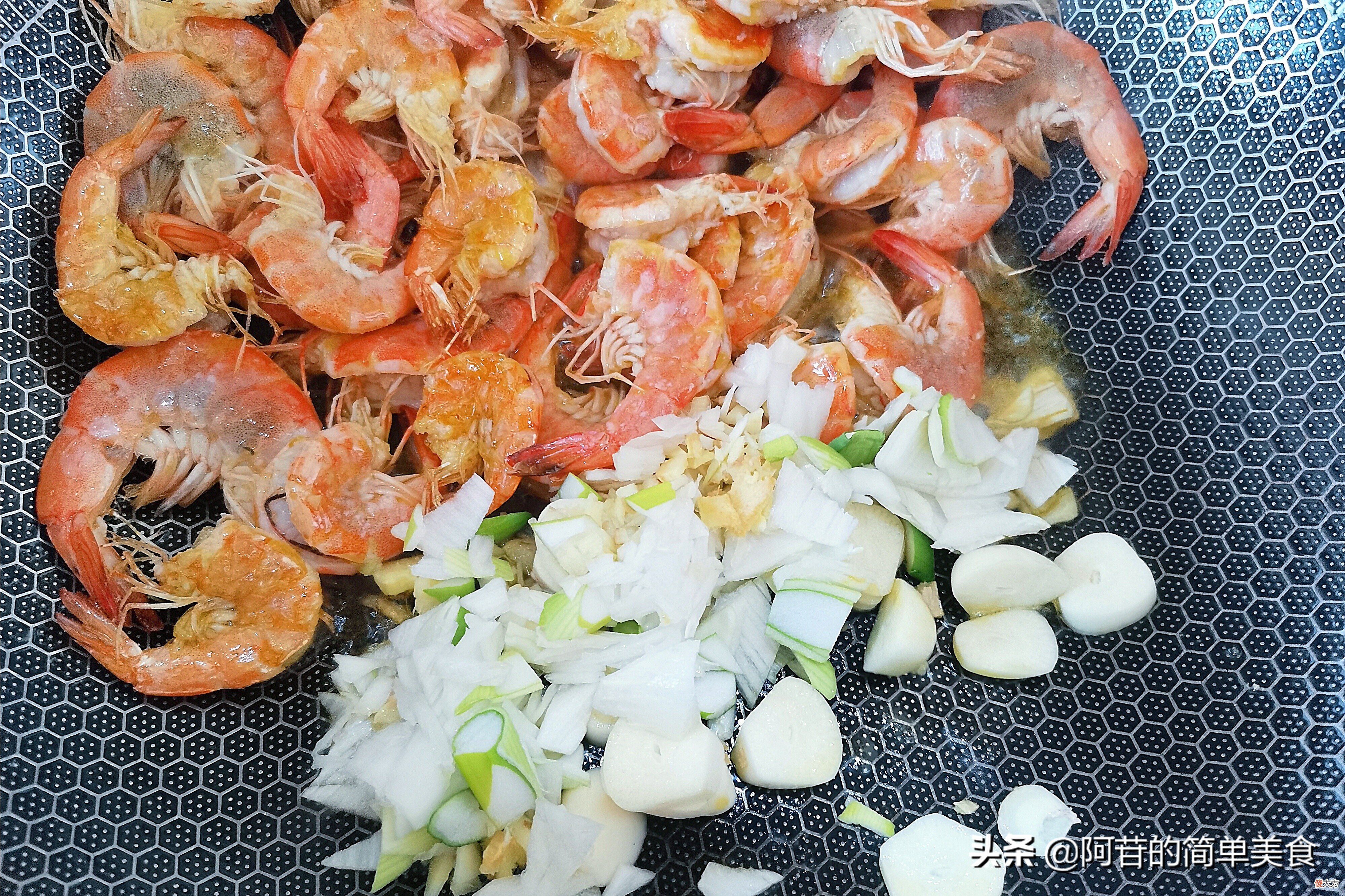 最喜欢麻辣香锅里的虾和贡菜，自己做的用料十足，越吃越好吃