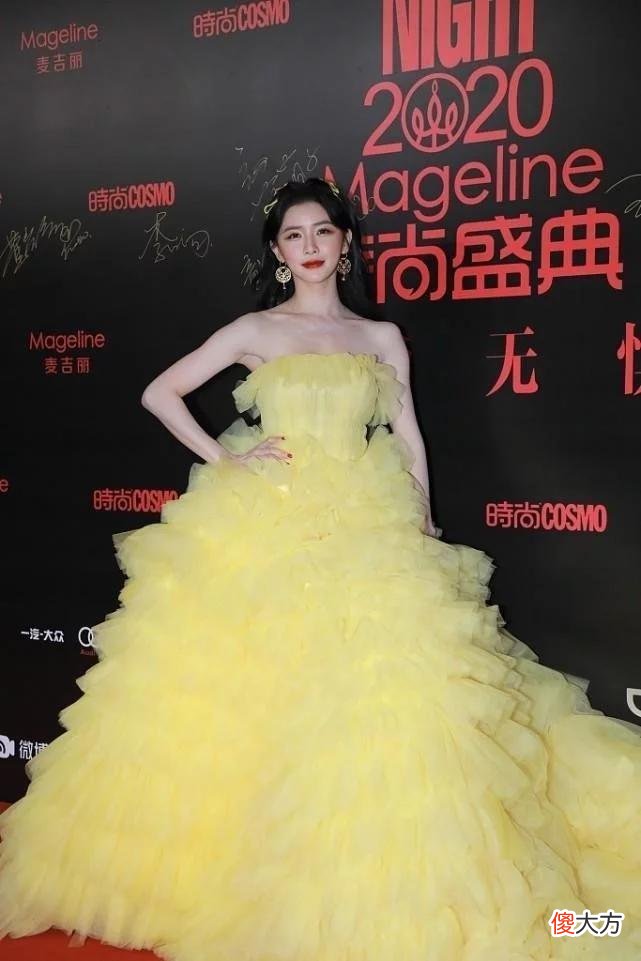 【时尚一点】蔡卓宜都27岁了，穿鱼尾礼裙却看不出成熟，身材看着只有薄薄一层