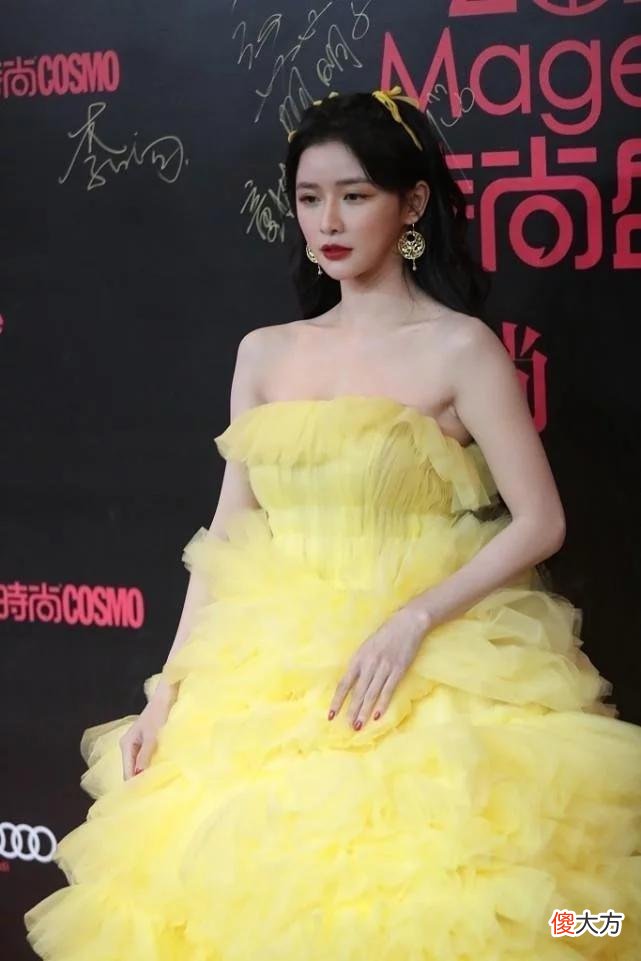 【时尚一点】蔡卓宜都27岁了，穿鱼尾礼裙却看不出成熟，身材看着只有薄薄一层