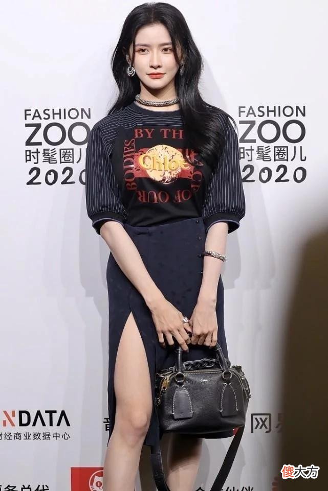 【时尚一点】蔡卓宜都27岁了，穿鱼尾礼裙却看不出成熟，身材看着只有薄薄一层