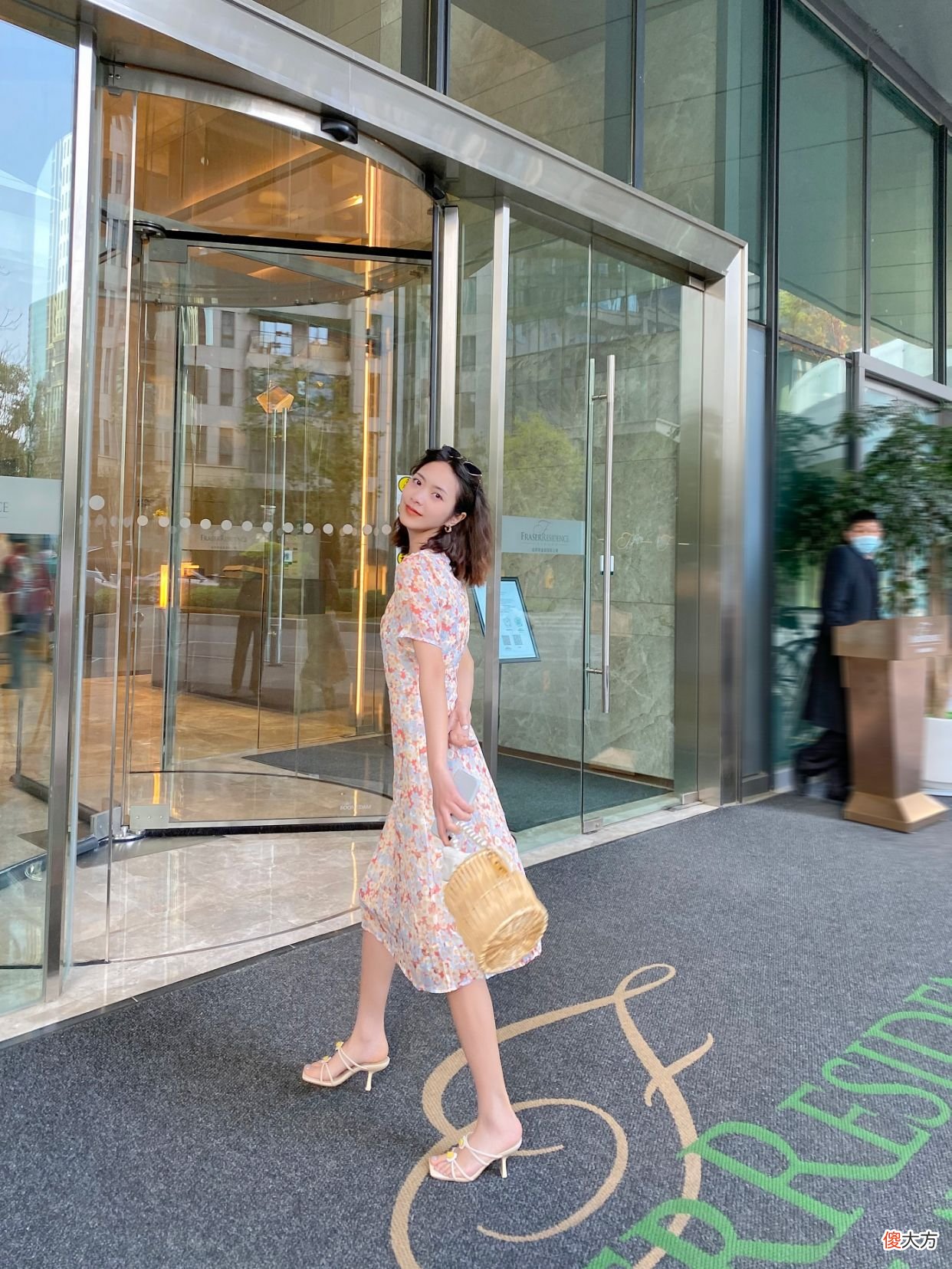 【就爱时尚】什么老爹鞋小白鞋都收起来吧！听我说：夏天的美，只有拖鞋才能懂