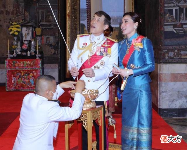 【历史故事】王室花车巡游定尊卑，44岁苏提达排在首位，西拉米王妃惨遭雪藏