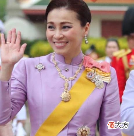 【历史故事】王室花车巡游定尊卑，44岁苏提达排在首位，西拉米王妃惨遭雪藏