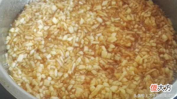 爱心爸爸不放心外面的果酱，为了宝贝自己在家熬果酱