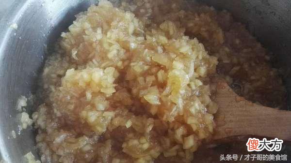 爱心爸爸不放心外面的果酱，为了宝贝自己在家熬果酱
