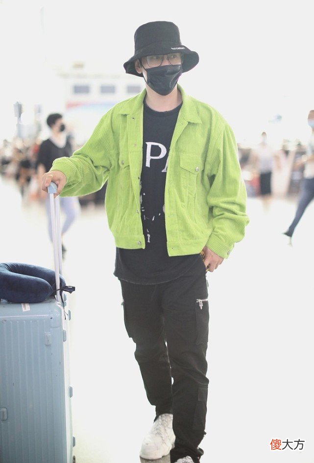 李菲儿穿苹果绿丝绒夹克