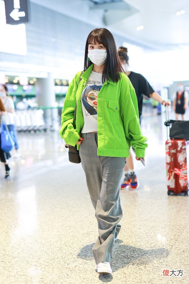 李菲儿穿苹果绿丝绒夹克