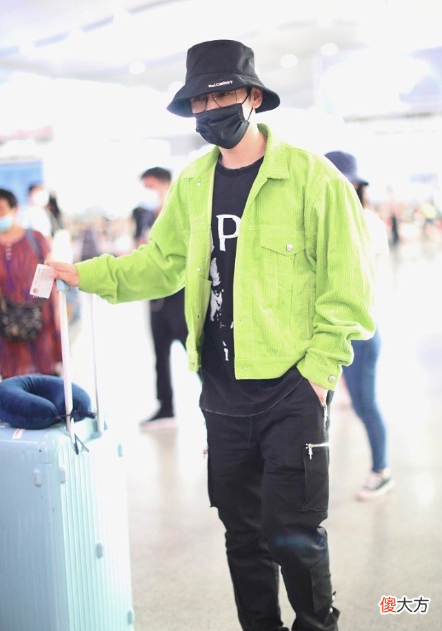 李菲儿穿苹果绿丝绒夹克