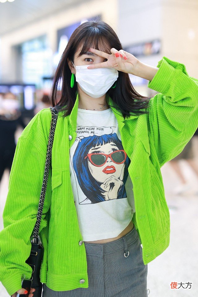 李菲儿穿苹果绿丝绒夹克