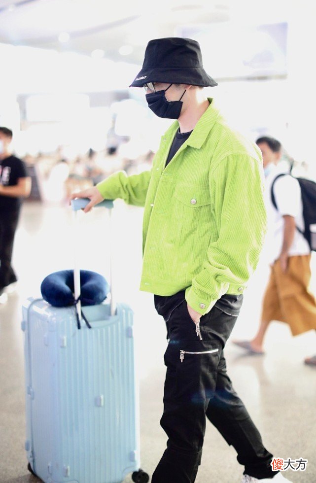 李菲儿穿苹果绿丝绒夹克