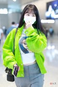 李菲儿穿苹果绿丝绒夹克