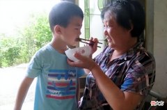 孩子独立吃饭也有黄金期，错过就只能喂，4步法训练娃自己吃饭