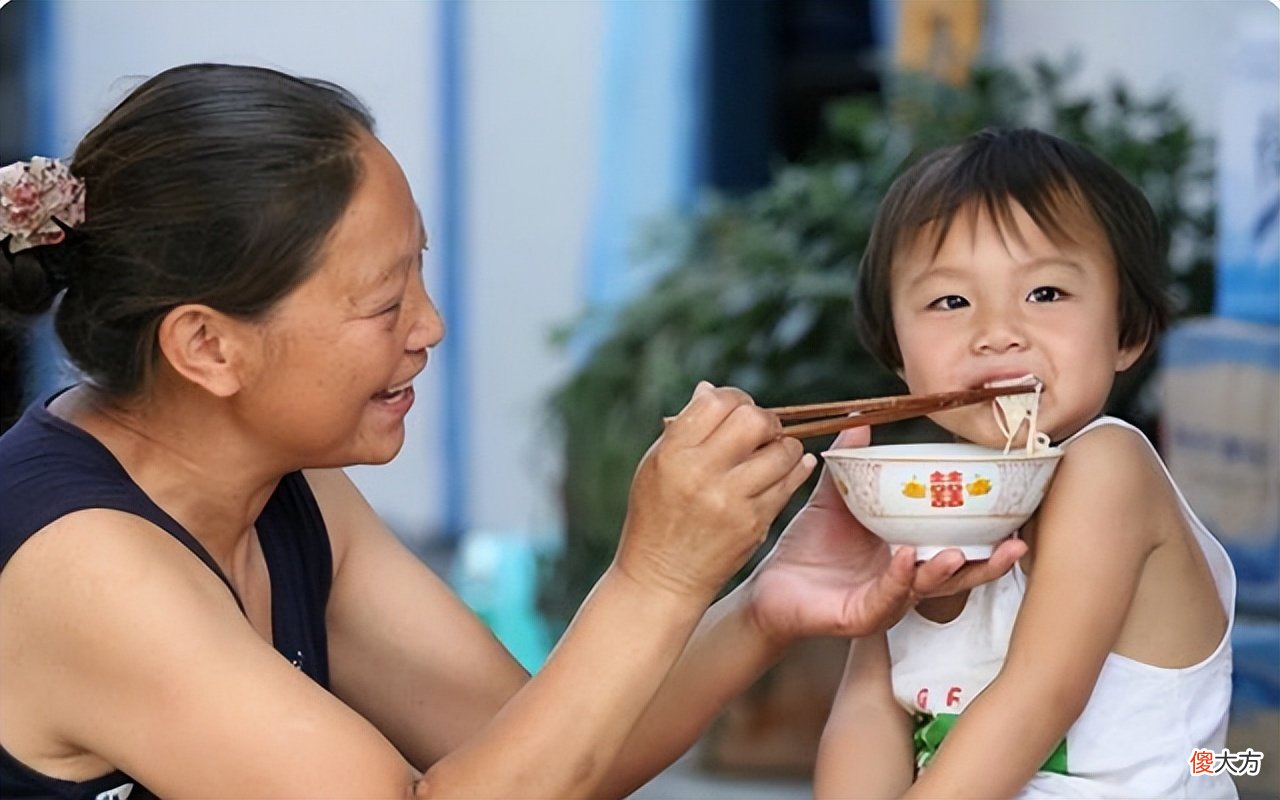 孩子独立吃饭也有黄金期，错过就只能喂，4步法训练娃自己吃饭