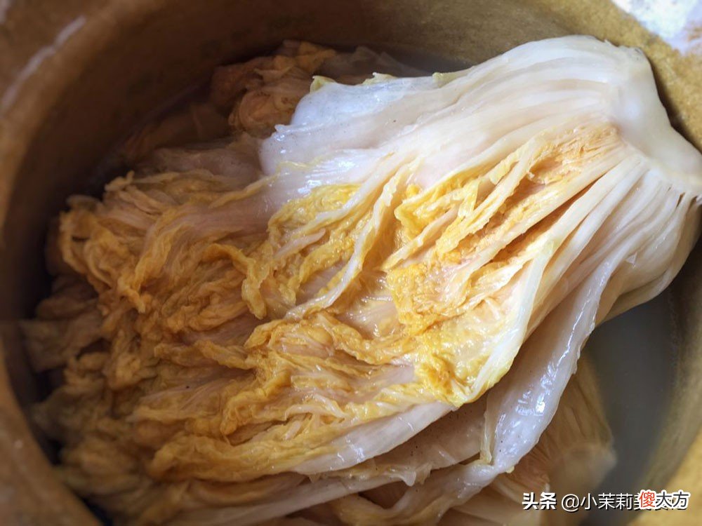 腌酸菜长白膜还能吃吗 腌的菜长了一层白膜还能吃吗