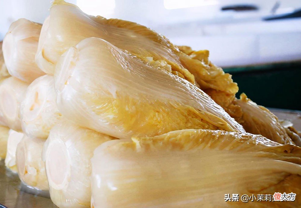 腌酸菜长白膜还能吃吗 腌的菜长了一层白膜还能吃吗