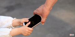 减少中小学生手机依赖仍然要靠父母示范 如何减少小孩对手机的依赖