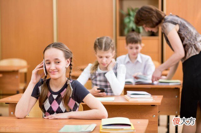 一个初三学生痛哭 初一学生压力大到哭