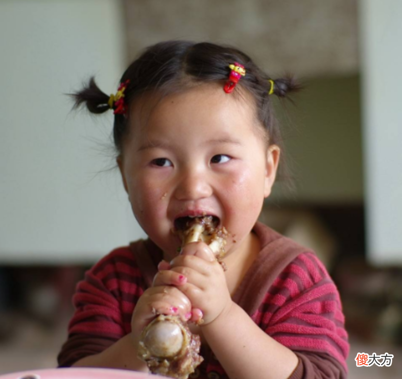 “饱睡”影响孩子的身高，3岁以后，过了这个时间别再让娃喝奶了