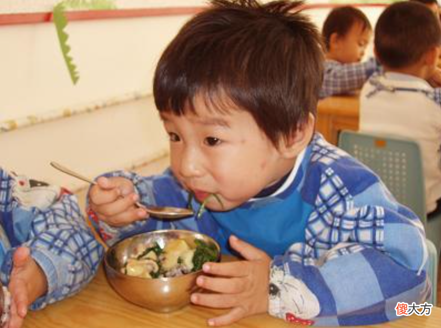 “饱睡”影响孩子的身高，3岁以后，过了这个时间别再让娃喝奶了