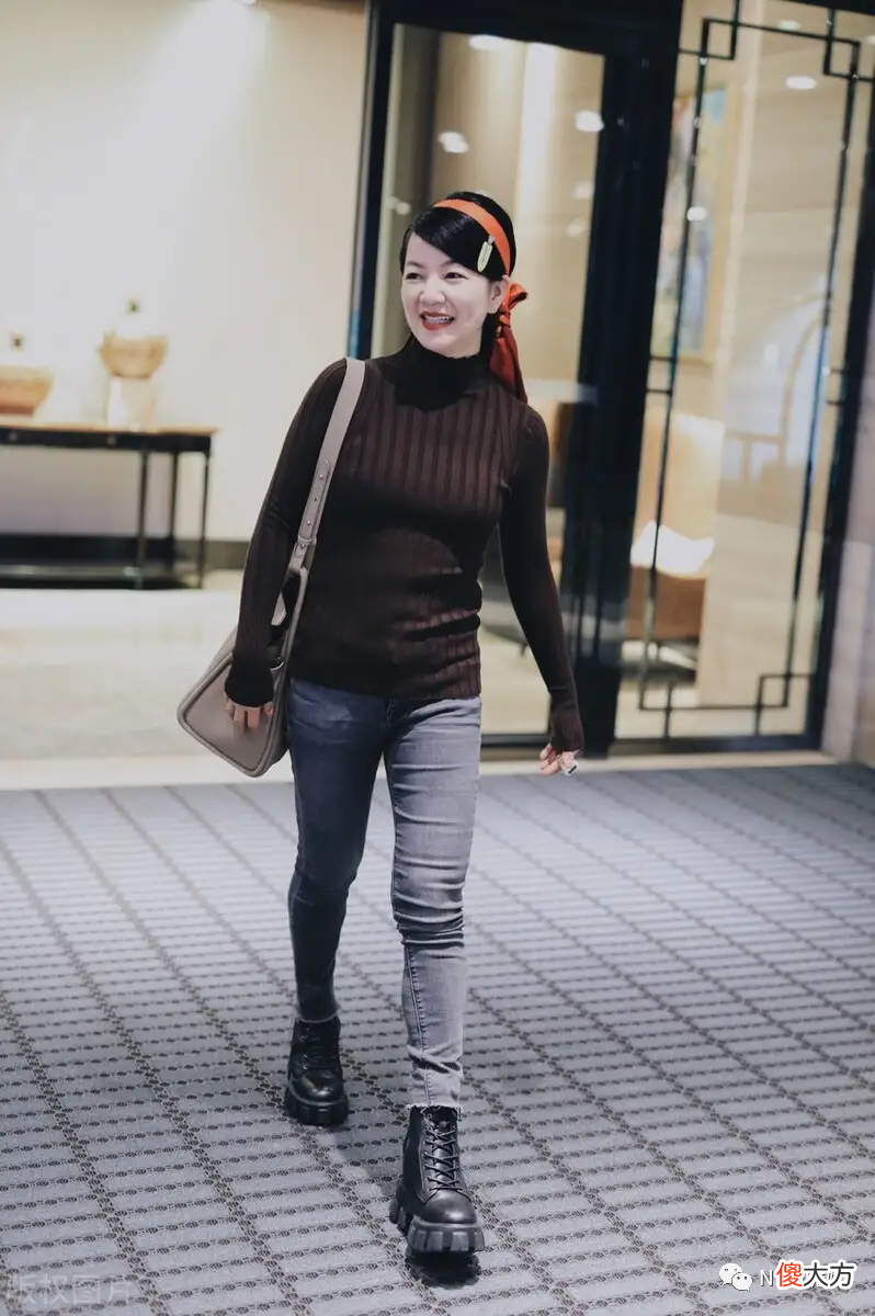 【时尚一点】阿雅的审美倒退，不上班班穿紧身裤暴露身材缺陷，戴头巾像包租婆