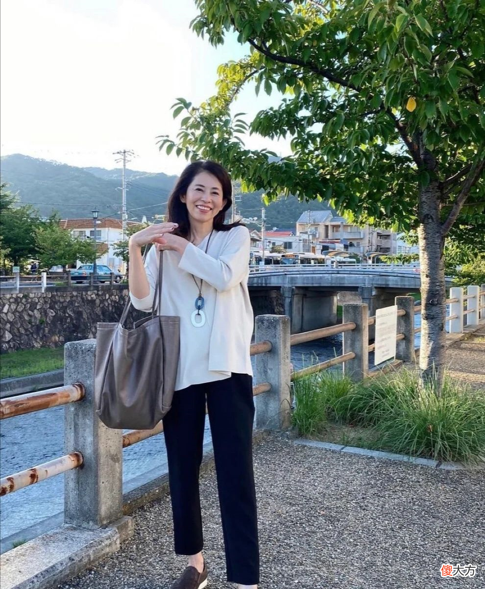 【时尚一点】女人过了50岁，建议多备上这“3裙2裤”，简约优雅显气质
