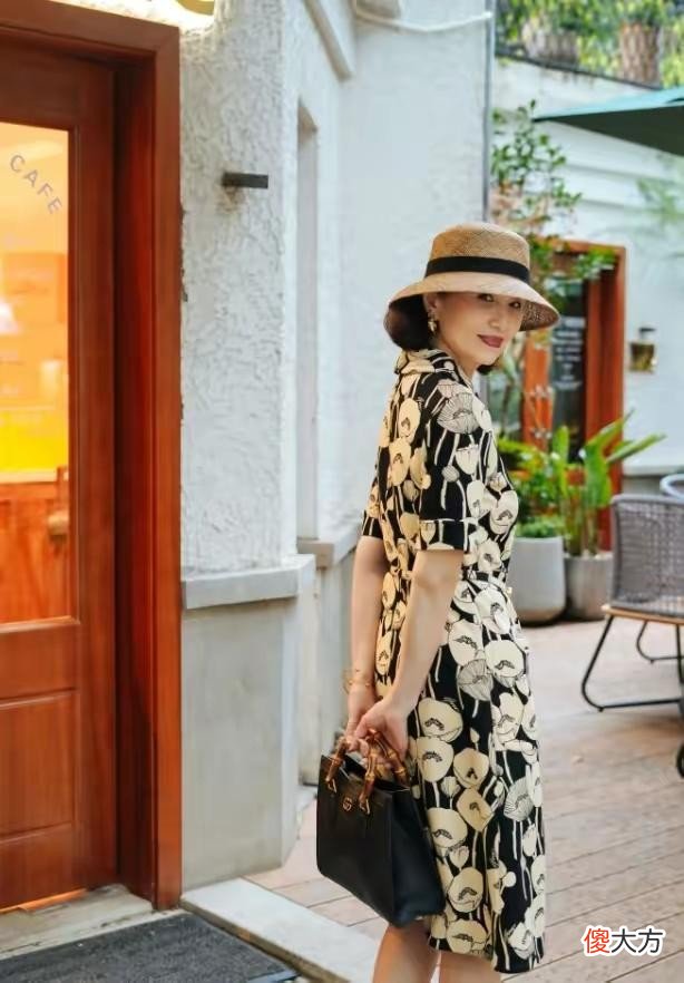 【时尚一点】女人过了50岁，建议多备上这“3裙2裤”，简约优雅显气质