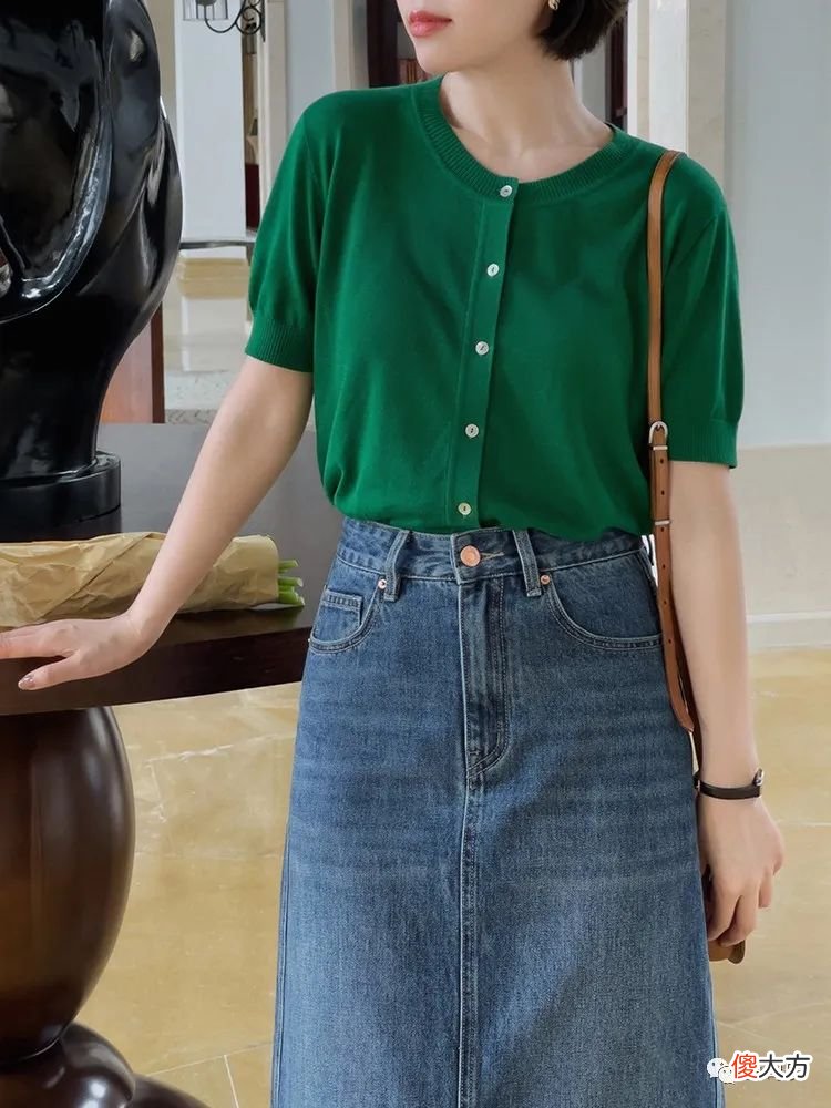 【时尚一点】女生夏日高级穿搭指南！绿色针织开衫＋半身裙高贵洋气，漂亮大方